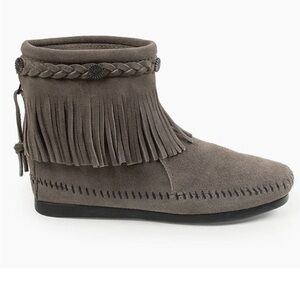 Minnetonka Charcoal Fringe Moccasin Boots Size 10